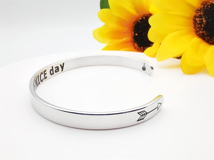 Dczosily Inspirational Bracelets for Women Stainless Steel Cuff Bracelet Engraved Jewelry Motivational Bangles Personalized Gifts for Best Friend/Mom