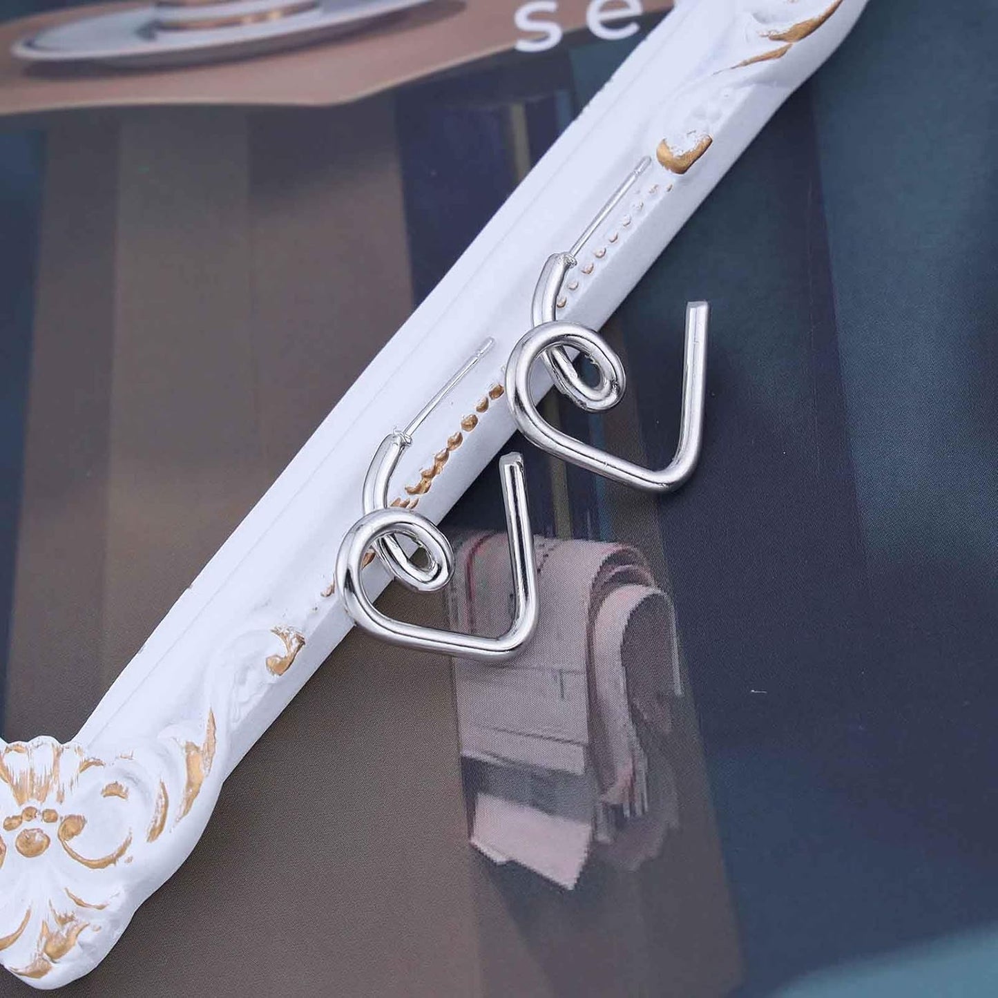 Vintage Heart Hoop Earrings Gold Heart Drop Earrings Hollow Love Heart Earrings Minimalist Heart Stud Earrings Jewelry for Women