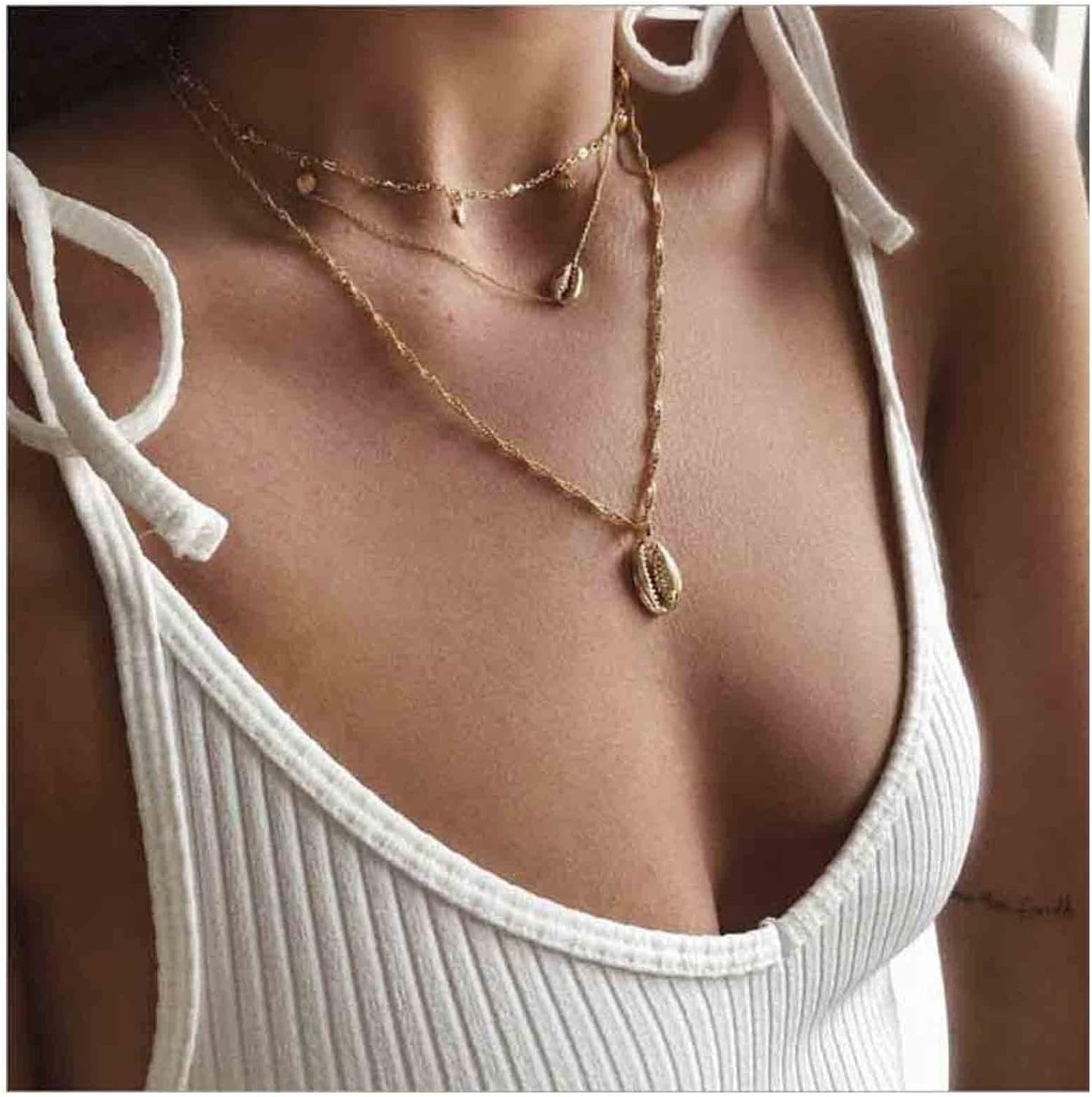 Boho Coin Disc Necklace Choker Gold Layered Shell Pendant Necklace Vintage Seashell Necklace Retro Singapore Chain Necklace Jewelry for Women Gifts